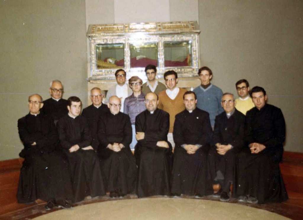 Comunidad del Noviciado en Vic, delante del sepulcro del P. Fundador, 1971. El P. José Mª Viñas al centro de la fila de misioneros sentados.