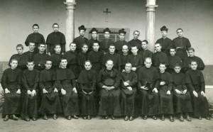 Grupo de novicios que debían haber profesado en agosto de 1936. El último a la derecha, en la fila de los sentados, es el novicio José Mª Viñas.