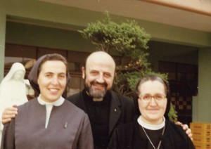 El P. José Mª Viñas, en 1995, con sus dos hermanas religiosas, Marciana (Vedruna) y Josepa (Claretiana).